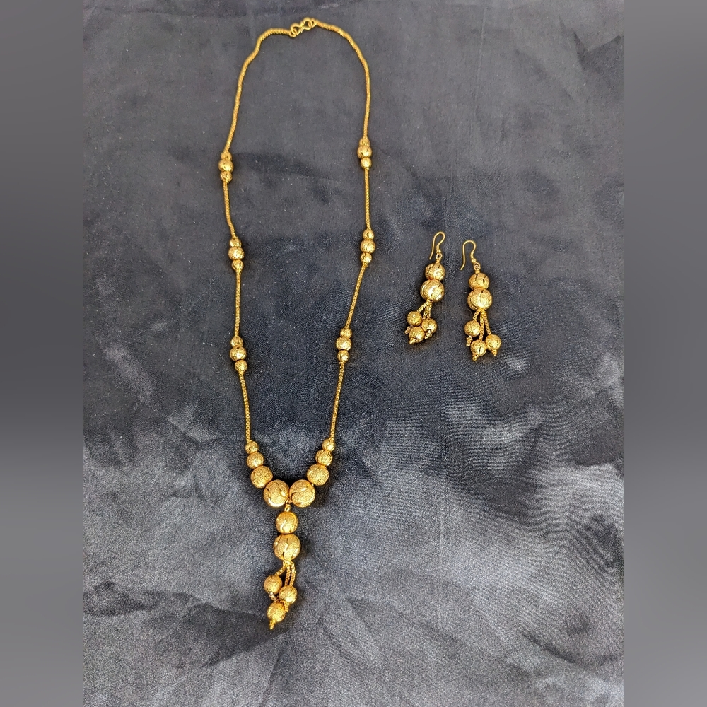 NWOT, INDIAN NECKLACE AND EARRINGS SET. - Picture 2 of 3